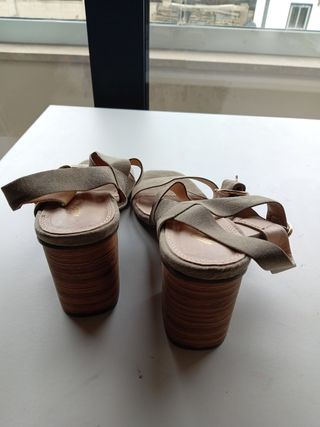 Sandalias beige serraje tiras