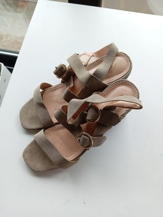 Sandalias beige serraje tiras