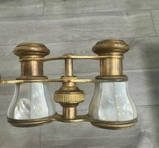 Binoculares de ópera antiguos de bronce y nácar