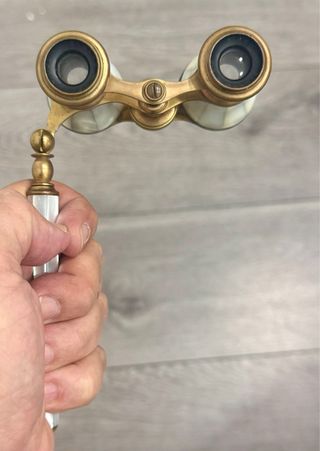 Binoculares de ópera antiguos de bronce y nácar