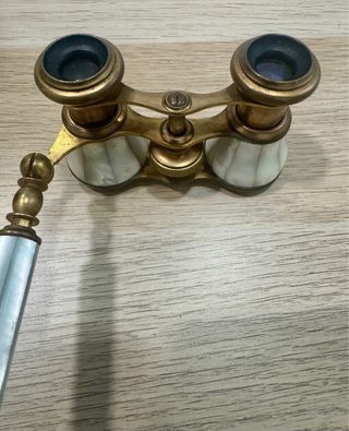 Binoculares de ópera antiguos de bronce y nácar