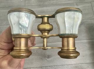 Binoculares de ópera antiguos de bronce y nácar