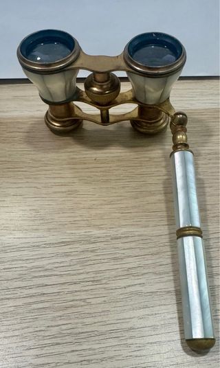 Binoculares de ópera antiguos de bronce y nácar