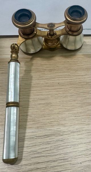 Binoculares de ópera antiguos de bronce y nácar
