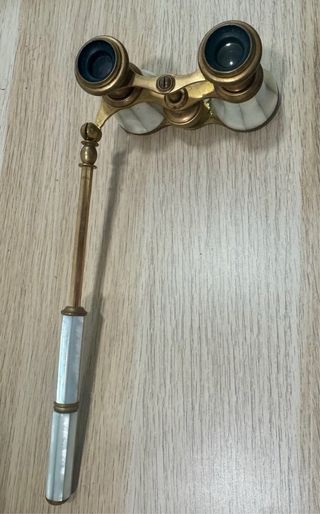 Binoculares de ópera antiguos de bronce y nácar
