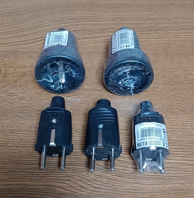 5 Clavijas y enchufes negro