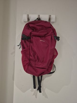 Mochila Quechua 20L color morado a estrenar.