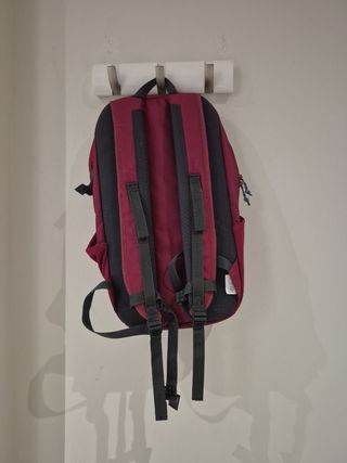 Mochila Quechua 20L color morado a estrenar.