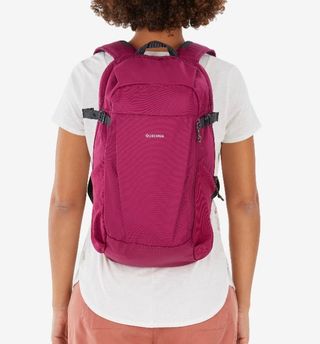 Mochila Quechua 20L color morado a estrenar.