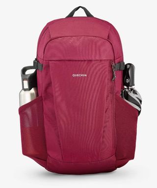 Mochila Quechua 20L color morado a estrenar.