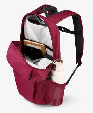 Mochila Quechua 20L color morado a estrenar.