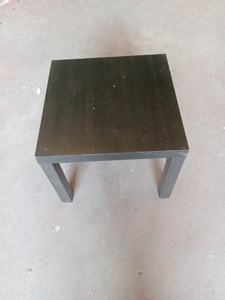 Mesita negra de madera
