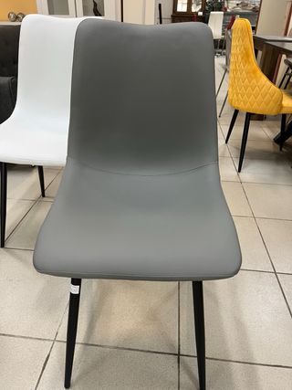 sillas en varios colores