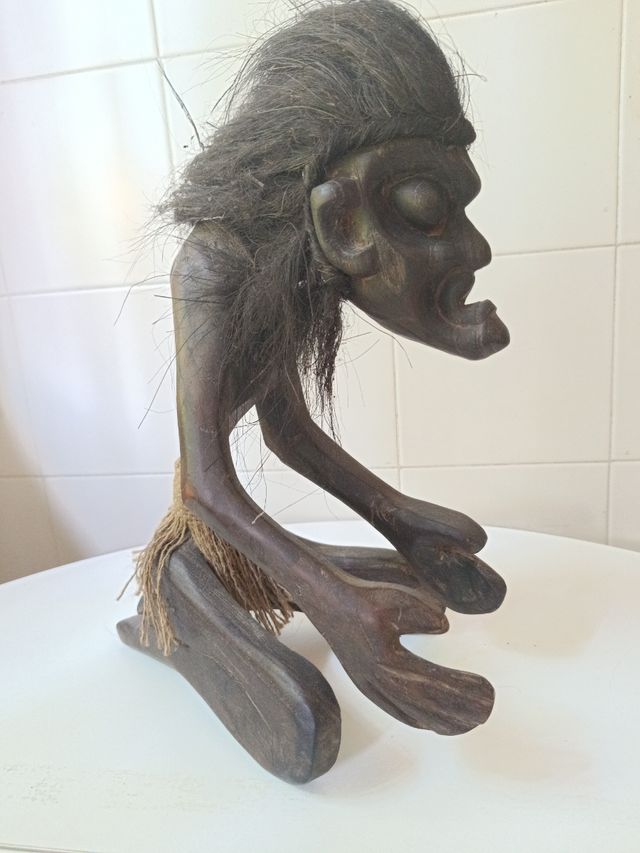 Estatua étnica madera tallada