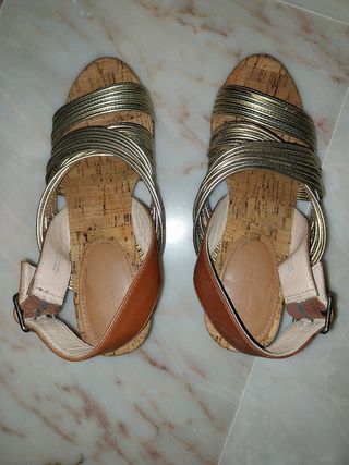 Sandalias Bimba y Lola doradas