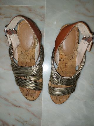 Sandalias Bimba y Lola doradas