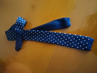 Corbata azul con dibujos  blancos