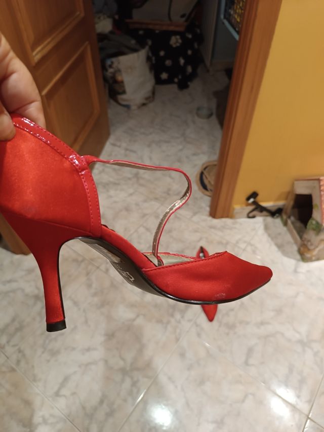 Zapatos rojos tacón alto y punta vestir