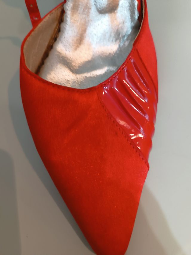 Zapatos rojos tacón alto y punta vestir