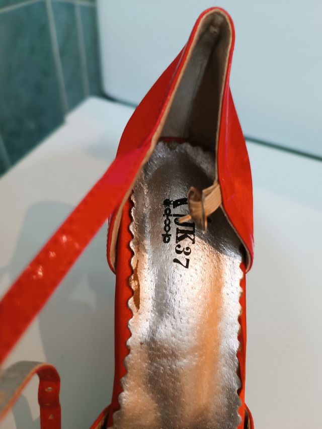 Zapatos rojos tacón alto y punta vestir