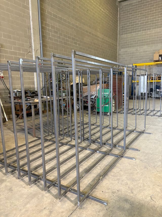 perchero metálico tienda de ropa