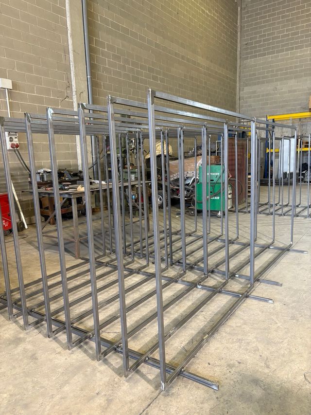 perchero metálico tienda de ropa