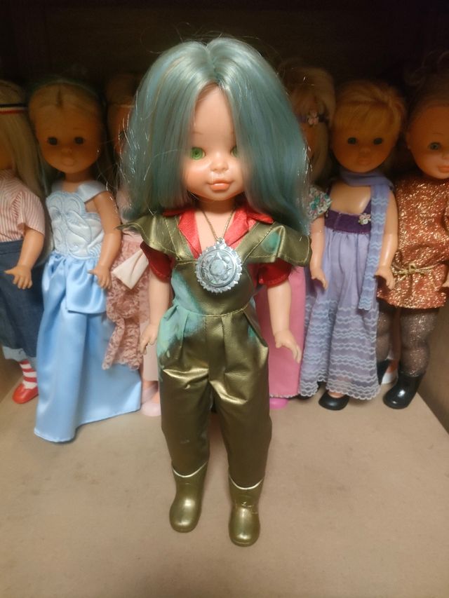 Nancy Selene con difícil traje dorado