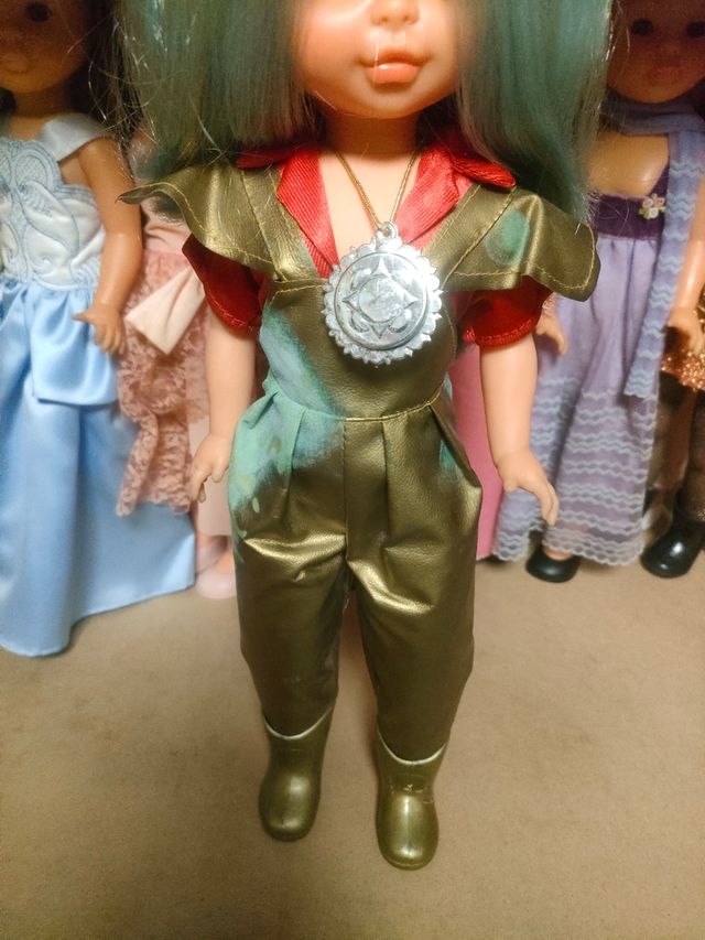 Nancy Selene con difícil traje dorado