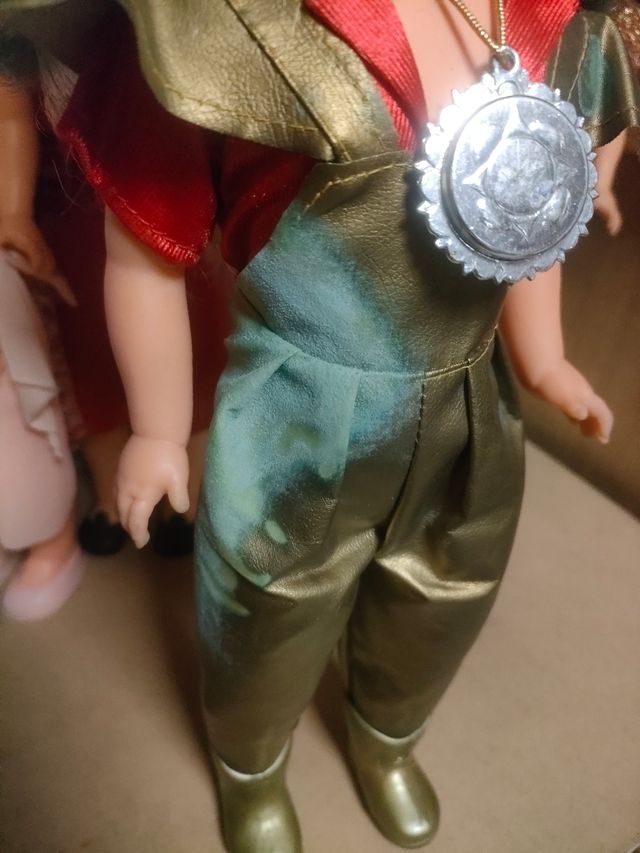 Nancy Selene con difícil traje dorado