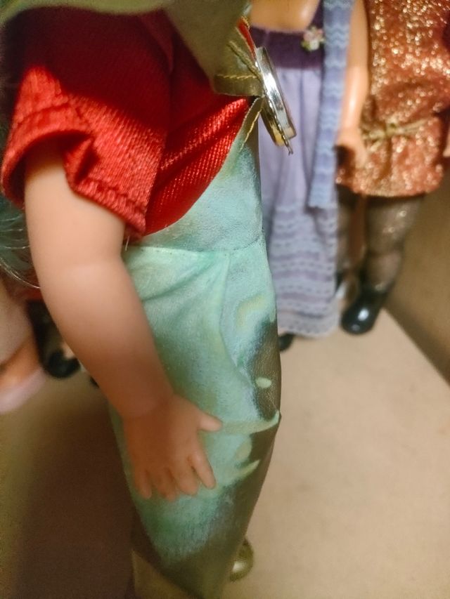 Nancy Selene con difícil traje dorado