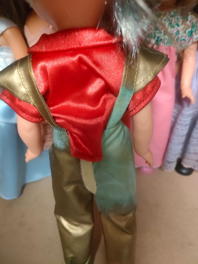 Nancy Selene con difícil traje dorado