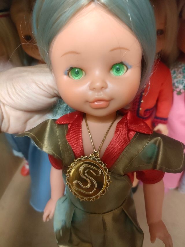 Nancy Selene con difícil traje dorado