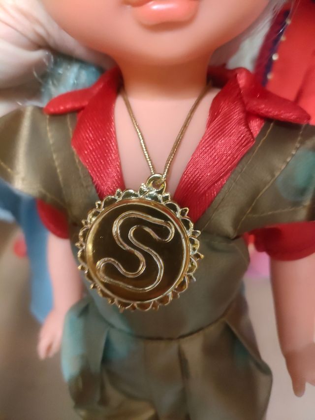 Nancy Selene con difícil traje dorado