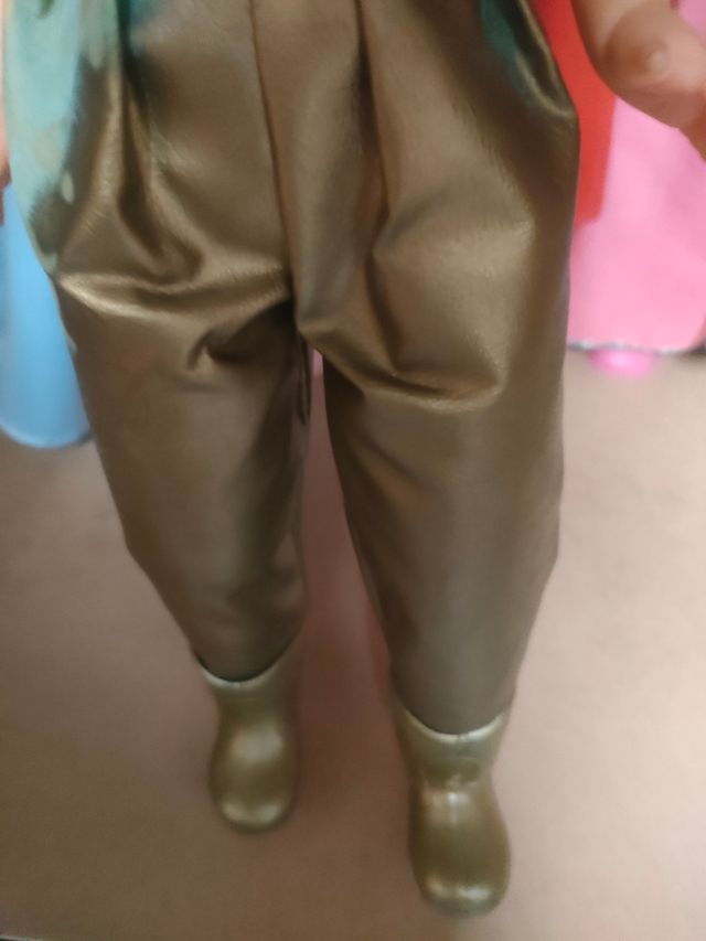 Nancy Selene con difícil traje dorado