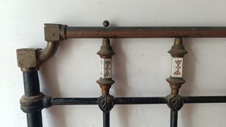 Cabecero antiguo hierro y cerámica