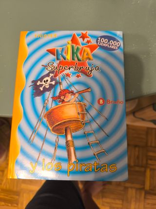 Kika Superbruja y la espada mágica (Spanish Edi...