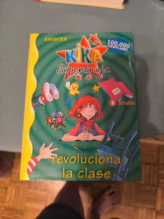 Kika Superbruja y la espada mágica (Spanish Edi...