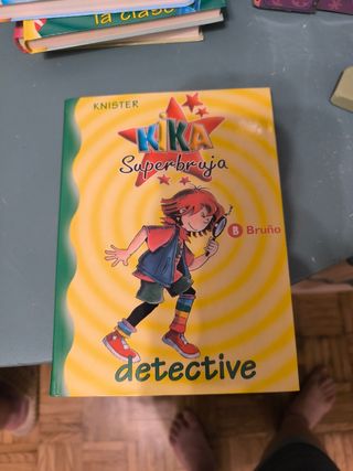 Kika Superbruja y la espada mágica (Spanish Edi...