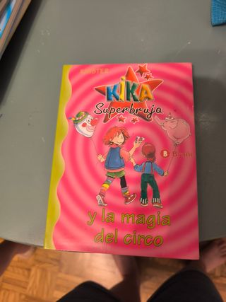 Kika Superbruja y la espada mágica (Spanish Edi...