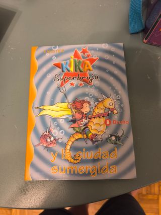 Kika Superbruja y la espada mágica (Spanish Edi...