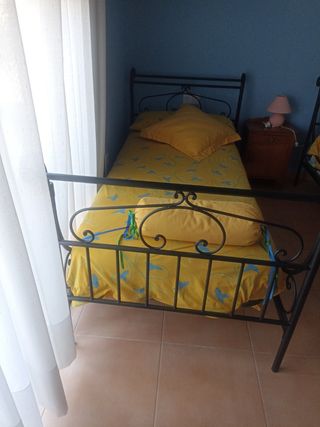 Cama forja negra y amarilla