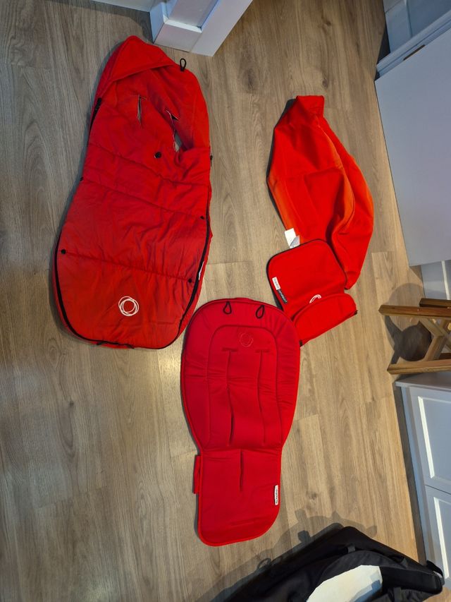 Capazo, capota y funda Bugaboo rojos