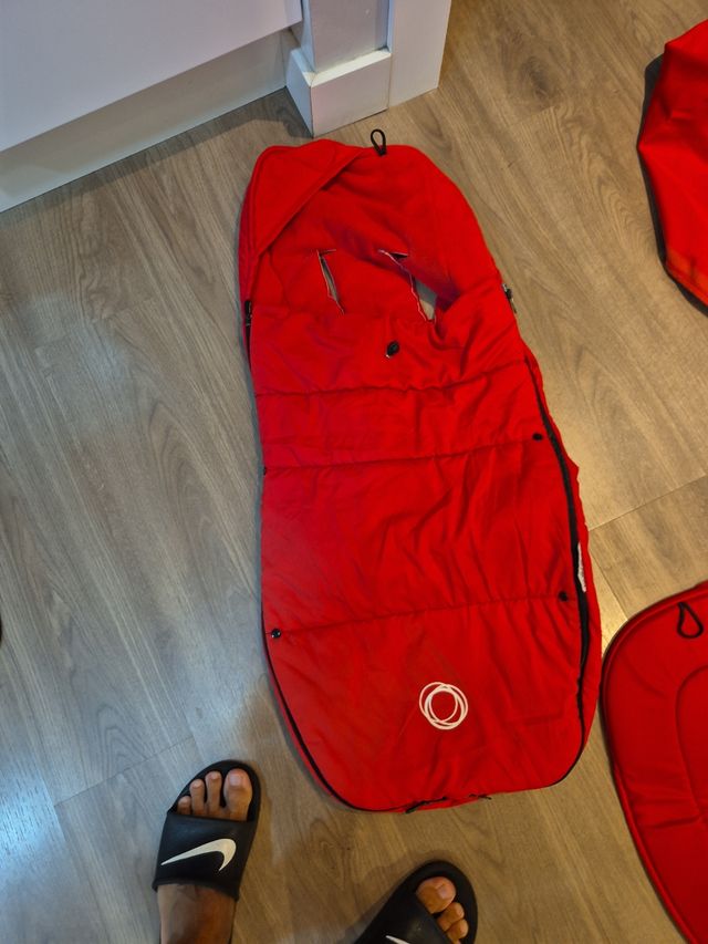 Capazo, capota y funda Bugaboo rojos