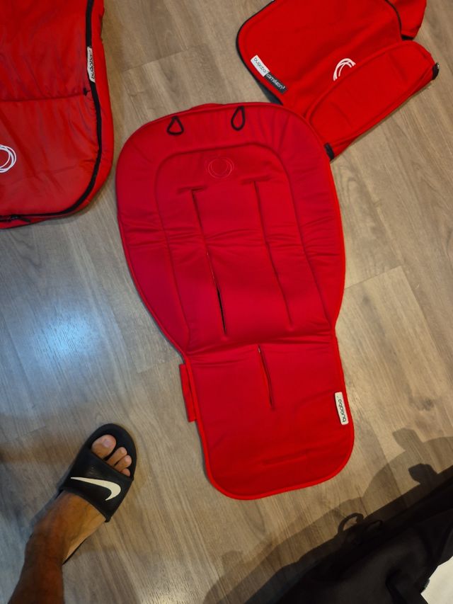Capazo, capota y funda Bugaboo rojos