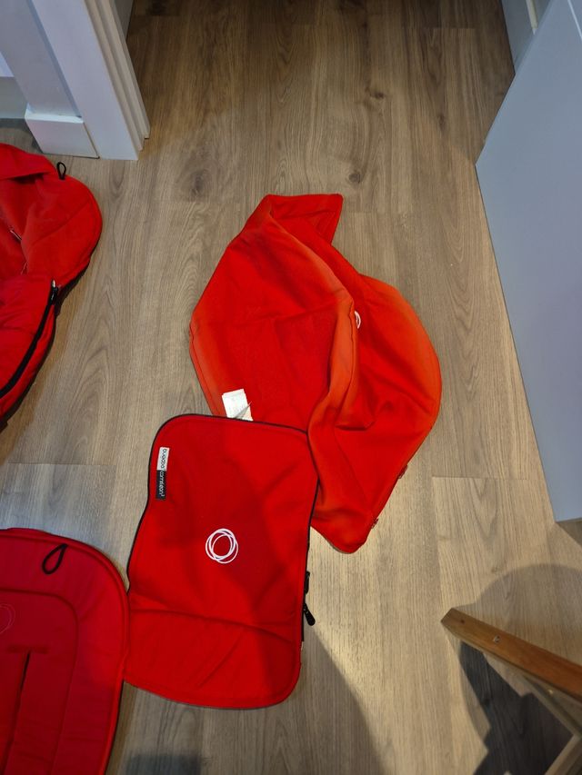 Capazo, capota y funda Bugaboo rojos