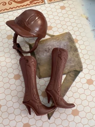 Accesorios Barbie equitación: casco y botas