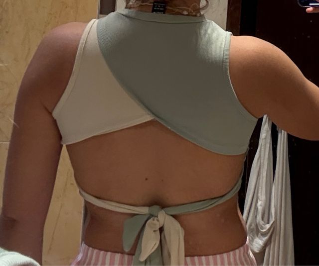 Top corto verde y beige