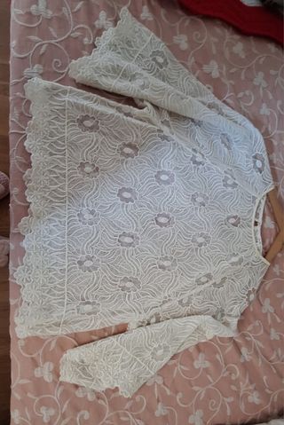 Blusa beige de encaje