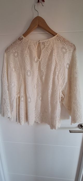 Blusa beige de encaje