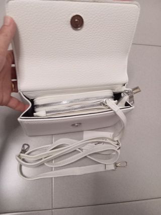 Bolso  blanco azul y rojo.